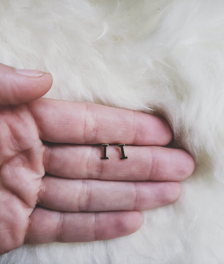 I Initial Studs
