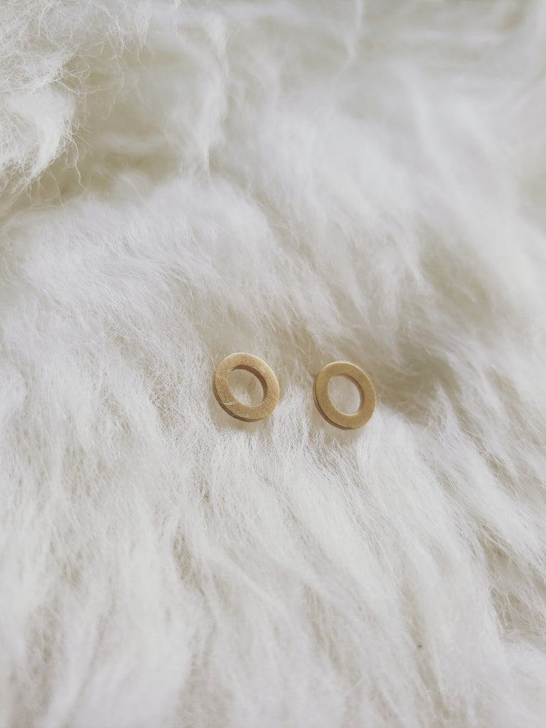 O Initial Studs