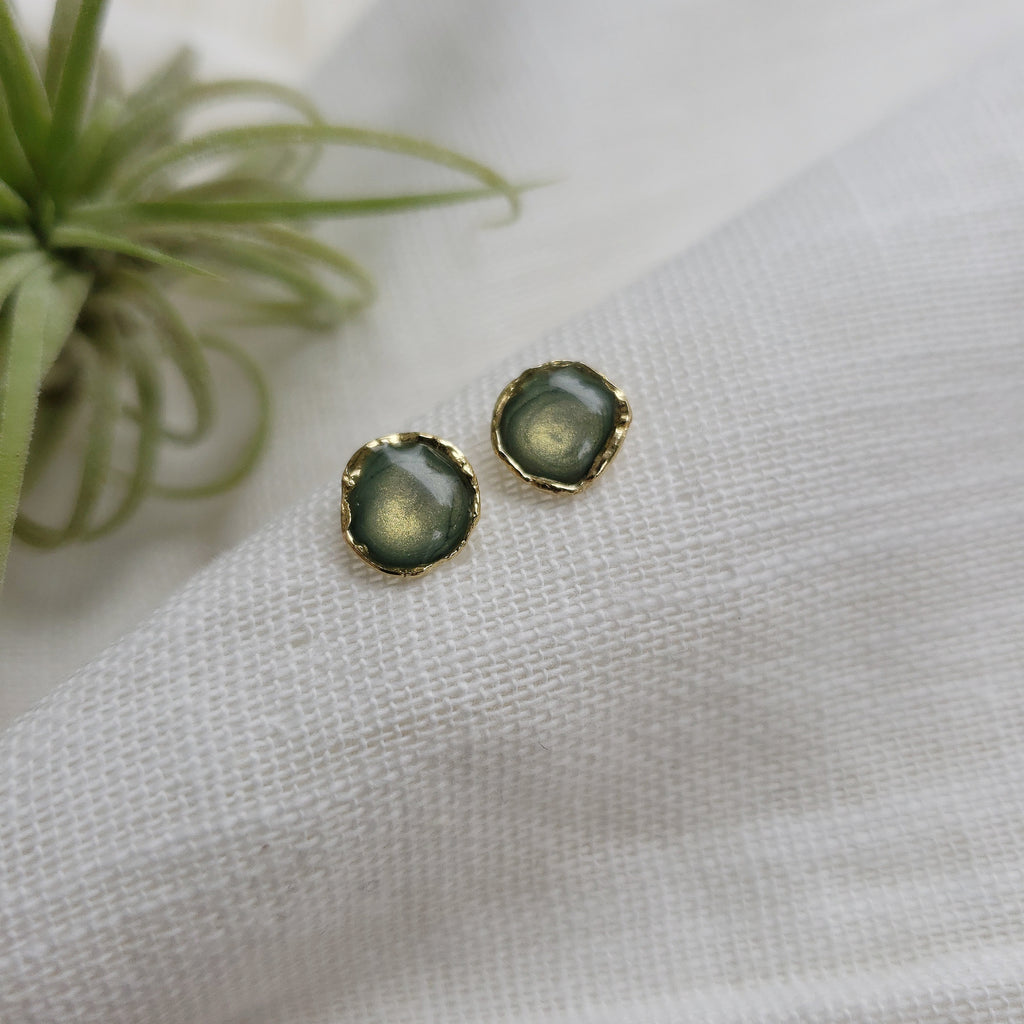 Reticulated Enamel Studs - Pearl Green